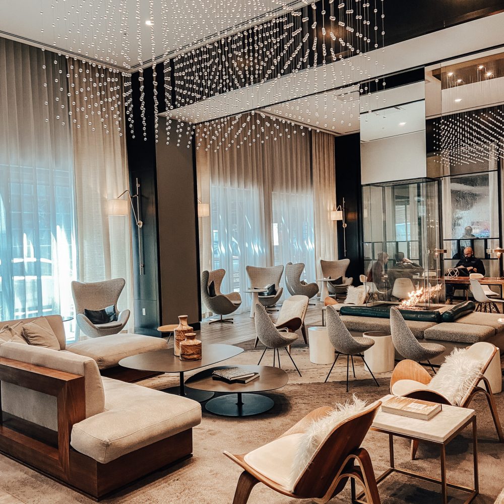 Diagnostic review of the Le Méridien Denver Downtown lobby, analyzing mid-century modern identity and guest arrival flow for operational experience mapping.